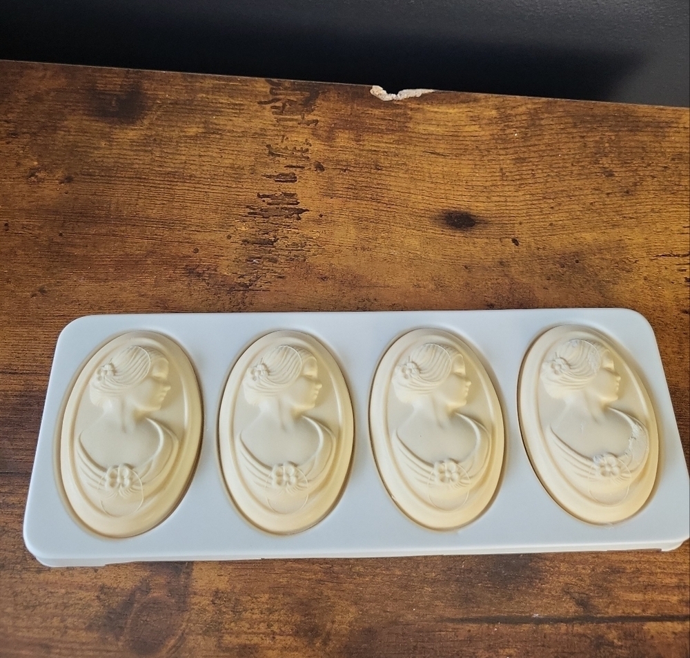 Vintage Avon Cameo Soap Set